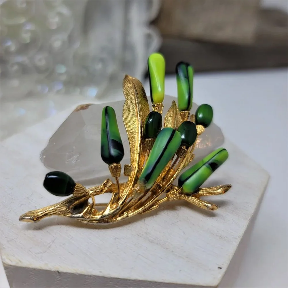 Signed ART Vintage Brooch Pin Green & Goldtone